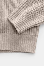 Nahaufnahme des Allude Mock Neck Pullover beige meliert von oben, zeigt weichen Griff, mittelgrobes Strickbild, Patent-Strickmuster, Regular Fit, Stehkragen, Raglan-Ärmel und komfortable Rippbündchen aus Wolle und Cashmere.