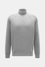Allude Mock Neck Pullover grau meliert, frontale Nahaufnahme, Mix aus Wolle und Cashmere, weicher Griff, mittelgrobes Strickbild, Patent-Strickmuster, Regular Fit, Stehkragen, Raglan-Ärmel, komfortable Rippbündchen.