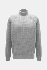 Allude Mock Neck Pullover grau meliert, frontale Nahaufnahme, Mix aus Wolle und Cashmere, weicher Griff, mittelgrobes Strickbild, Patent-Strickmuster, Regular Fit, Stehkragen, Raglan-Ärmel, komfortable Rippbündchen.