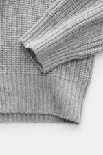 Allude Mock Neck Pullover grau meliert, Nahaufnahme von Ärmel und Bund, Mix aus Wolle und Cashmere, weicher Griff, mittelgrobes Strickbild, Patent-Strickmuster, Regular Fit, Stehkragen, Raglan-Ärmel, komfortable Rippbündchen.