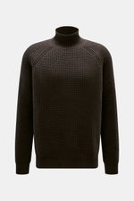Allude Mock Neck Pullover dunkelbraun, frontal fotografiert, Mix aus Wolle und Cashmere, weicher Griff, mittelgrobes Strickbild, Patent-Strickmuster, Regular Fit, Stehkragen, Raglan-Ärmel, komfortable Rippbündchen.