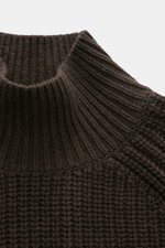 Allude Mock Neck Pullover dunkelbraun, Nahaufnahme von oben, Mix aus Wolle und Cashmere, weicher Griff, mittelgrobes Strickbild, Patent-Strickmuster, Regular Fit, Stehkragen.