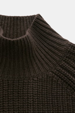 Allude Mock Neck Pullover dunkelbraun, Nahaufnahme von oben, Mix aus Wolle und Cashmere, weicher Griff, mittelgrobes Strickbild, Patent-Strickmuster, Regular Fit, Stehkragen.