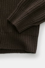 Allude Mock Neck Pullover dunkelbraun in Nahaufnahme von oben, mittelgrobes Strickbild mit Patent-Strickmuster, Raglan-Ärmel, Stehkragen, Rippbündchen, Regular Fit, weicher Griff, Mix aus Wolle und Cashmere.