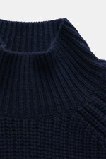 Nahaufnahme des Allude Mock Neck Pullover navy, fotografiert von oben, zeigt weichen Griff, mittelgrobes Patent-Strickmuster, Stehkragen.