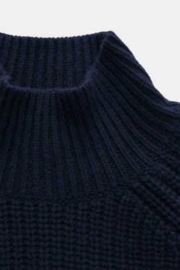 Nahaufnahme des Allude Mock Neck Pullover navy, fotografiert von oben, zeigt weichen Griff, mittelgrobes Patent-Strickmuster, Stehkragen.