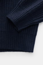 Allude Mock Neck Pullover navy im Detail, Nahaufnahme von Ärmel und Körper, mittelgrobes Strickbild, Patent-Strickmuster, Mix aus Wolle und Cashmere, weicher Griff, Regular Fit, Stehkragen, Raglan-Ärmel, komfortable Rippbündchen.