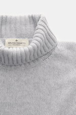 Close-up front view of Bruno Manetti Cashmere turtleneck jumper light grey melange featuring a soft, medium-fine knit, slim fit, ribbed bands, and a close-fitting turtleneck collar.  

<p>A timeless winter essential: This elegant turtleneck jumper by BRUN