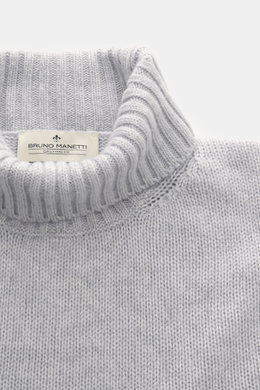 Close-up front view of Bruno Manetti Cashmere turtleneck jumper light grey melange featuring a soft, medium-fine knit, slim fit, ribbed bands, and a close-fitting turtleneck collar.  

<p>A timeless winter essential: This elegant turtleneck jumper by BRUN