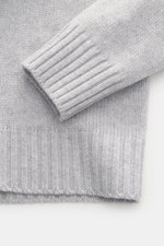 Close-up top view of the sleeve and hem of the Bruno Manetti Cashmere turtleneck jumper light grey melange in pure cashmere with ribbed bands.

<p>A timeless winter essential: This elegant turtleneck jumper by BRUNO MANETTI keeps you warm with its comfort