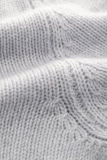 Close-up front view of the Bruno Manetti Cashmere turtleneck jumper light grey melange showcasing its medium-fine knit and soft cashmere texture.

<p>A timeless winter essential: This elegant turtleneck jumper by BRUNO MANETTI keeps you warm with its comf