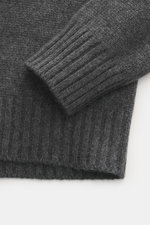 Nahaufnahme des Bruno Manetti Cashmere Rollkragenpullovers dunkelgrau meliert, zeigt Detailaufnahme von mittelfeinem Strickbild und Rippbündchen, Perspektive von oben.

Beschreibung: <p>Zeitloses Winter-Essential: Der edle Rollkragenpullover von BRUNO MAN