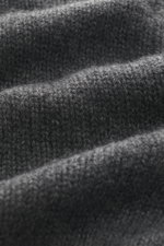 Nahaufnahme des dunkelgrau melierten Bruno Manetti Cashmere Rollkragenpullovers aus 100% Cashmere, mittelfeines Strickbild, weicher Griff.