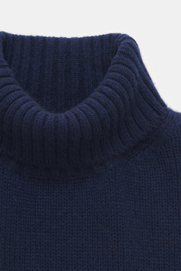 Bruno Manetti Cashmere turtleneck jumper navy shown from a close-up top front view, featuring a slim fit, medium-fine knit, soft pure cashmere with ribbed bands and a close-fitting turtleneck. A timeless winter essential that keeps you warm and luxurious.