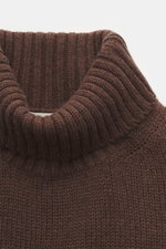 Close-up front view of Bruno Manetti Cashmere turtleneck jumper dark brown showing the medium-fine ribbed knit and soft, thick cashmere fabric with a close-fitting turtleneck collar and comfortable ribbed bands. A timeless winter essential: This elegant t