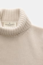 Bruno Manetti Cashmere Rollkragenpullover sand in Nahaufnahme von oben, mittelfeines Strickbild, weicher Griff, Slim Fit, reiner Cashmere, anliegender Rollkragen, Rippbündchen.