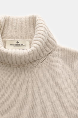 Bruno Manetti Cashmere Rollkragenpullover sand in Nahaufnahme von oben, mittelfeines Strickbild, weicher Griff, Slim Fit, reiner Cashmere, anliegender Rollkragen, Rippbündchen.