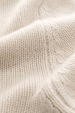 Nahaufnahme des Bruno Manetti Cashmere Rollkragenpullovers sand, zeigt weiches, mittelfeines Strickbild aus 100% reinem Cashmere.