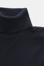 Nahaufnahme des Officine Générale Merino Rollkragenpullover 'Nina' navy, Slim Fit, weicher Merinowolle, feinem Strickbild, geripptem Rollkragen, fotografiert von oben.