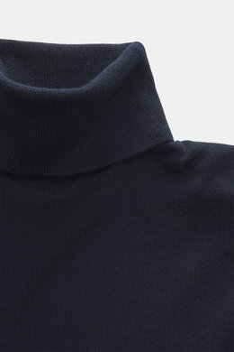 Nahaufnahme des Officine Générale Merino Rollkragenpullover 'Nina' navy, Slim Fit, weicher Merinowolle, feinem Strickbild, geripptem Rollkragen, fotografiert von oben.