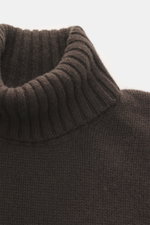 Nahaufnahme des FTC Cashmere Rollkragenpullover dunkelbraun von oben, reiner Cashmere, geschmeidiger Griff, mittelfeines Strickbild, Slim Fit, Rollkragen, komfortable Rippbündchen.