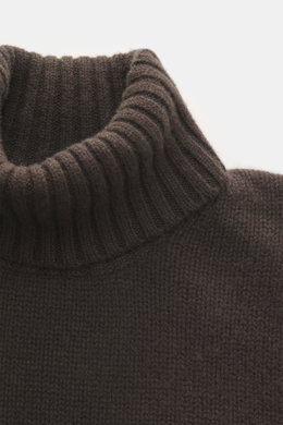 Nahaufnahme des FTC Cashmere Rollkragenpullover dunkelbraun von oben, reiner Cashmere, geschmeidiger Griff, mittelfeines Strickbild, Slim Fit, Rollkragen, komfortable Rippbündchen.