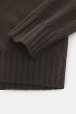 Nahaufnahme des FTC Cashmere Rollkragenpullovers dunkelbraun von unten auf Ärmel mit komfortablen Rippbündchen, mittelfeinem Strickbild, Slim Fit, reiner Cashmere und geschmeidigem Griff.
