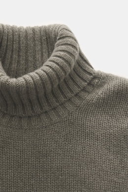 Nahaufnahme des FTC Cashmere Rollkragenpullovers graugrün meliert, von schräg oben fotografiert, weicher, mittelfeiner Strick, Rollkragen, Slim Fit, OEKO-TEX® zertifiziert, nachhaltiger Luxus.