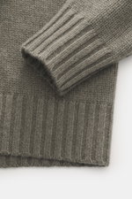 Nahaufnahme des FTC Cashmere Rollkragenpullovers graugrün meliert, Fokus auf Rippbündchen und mittelfeines Strickbild, Slim Fit.