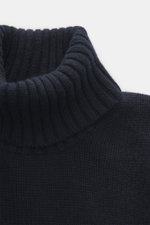 Nahaufnahme aus schräger Perspektive des navy FTC Cashmere Rollkragenpullovers mit reinem Cashmere, geschmeidigem Griff, mittelfeinem Strickbild, Slim Fit, Rollkragen und komfortablen Rippbündchen.