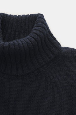 Nahaufnahme aus schräger Perspektive des navy FTC Cashmere Rollkragenpullovers mit reinem Cashmere, geschmeidigem Griff, mittelfeinem Strickbild, Slim Fit, Rollkragen und komfortablen Rippbündchen.
