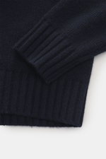 Nahaufnahme des FTC Cashmere Rollkragenpullovers navy von oben, zeigt reinen Cashmere, geschmeidigen Griff, mittelfeines Strickbild, Slim Fit, Rollkragen und komfortable Rippbündchen.