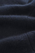 Nahaufnahme des FTC Cashmere Rollkragenpullovers navy, Perspektive auf das mittelfeine Strickbild mit Rollkragen, reiner Cashmere, geschmeidiger Griff, Slim Fit und komfortable Rippbündchen.