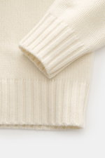 Nahaufnahme des FTC Cashmere Rollkragenpullovers creme von oben, zeigt weichen, OEKO-TEX®-zertifizierten Cashmere mit Slim Fit, Rippbündchen, mittelfeinem Strickbild.