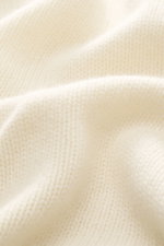 Alt-Tag (124 Zeichen): Nahaufnahme des weichen, mittelfeinen Strickbilds des FTC Cashmere Rollkragenpullovers creme aus nachhaltigem, OEKO-TEX® zertifiziertem Cashmere.