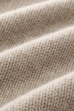 Nahaufnahme des FTC Cashmere Rollkragenpullovers beige meliert, zeigt das mittelfeine Strickbild mit weichem Griff und nachhaltigem Luxus.