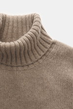 Nahaufnahme des FTC Cashmere Rollkragenpullovers taupe meliert, Ansicht von oben auf den weichen, OEKO-TEX®-zertifizierten Rollkragen.