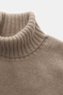 Nahaufnahme des FTC Cashmere Rollkragenpullovers taupe meliert, Ansicht von oben auf den weichen, OEKO-TEX®-zertifizierten Rollkragen.