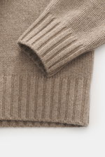 Nahaufnahme des FTC Cashmere Rollkragenpullover taupe meliert, Fokus auf Rippbündchen und mittelfeines Strickbild aus nachhaltigem, OEKO-TEX® zertifiziertem Cashmere.