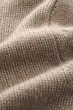 Nahaufnahme eines taupe melierten mittelfeinen Strickbilds aus reinem Cashmere des FTC Cashmere Rollkragenpullovers, weich und OEKO-TEX® zertifiziert.