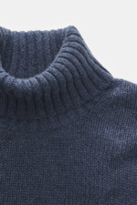 FTC Cashmere Rollkragenpullover graublau meliert in Nahaufnahme von oben, nachhaltiger Luxus, reiner Cashmere, OEKO-TEX®, Slim Fit, Rollkragen