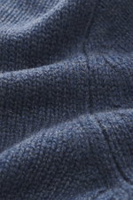 Nahaufnahme des mittelfeinen Strickbilds des FTC Cashmere Rollkragenpullovers graublau meliert, weich, OEKO-TEX® zertifiziert, nachhaltiger Luxus.