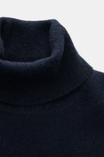 Nahaufnahme des FTC Cashmere Rollkragenpullovers navy, fotografiert von oben, zeigt weichen, reinen Cashmere mit feinem Strickbild.