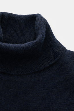 Nahaufnahme des FTC Cashmere Rollkragenpullovers navy, fotografiert von oben, zeigt weichen, reinen Cashmere mit feinem Strickbild.