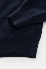 Nahaufnahme des FTC Cashmere Rollkragenpullover navy von oben, zeigt feines Strickbild, weiche Haptik, Slim Fit, Rippstrick-Rollkragen und Rippbündchen.