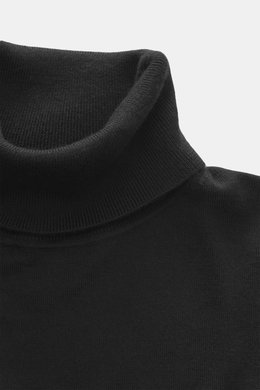 Nahaufnahme des anliegenden Rollkragens vom FTC Feinstrick-Rollkragenpullover schwarz, Slim Fit, feines Strickbild, Fair-Trade-Cashmere und Lyocell, mit Rippbündchen, geschmeidiger Griff, seitliche Perspektive.