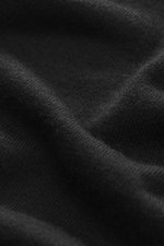 Nahaufnahme des schwarzen FTC Feinstrick-Rollkragenpullovers aus Fair-Trade-Cashmere und Lyocell mit feinem Strickbild, Rollkragen, Slim Fit und Rippbündchen.
