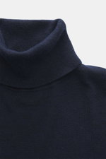 Nahaufnahme des FTC Feinstrick-Rollkragenpullovers navy von oben, Mix aus Fair-Trade-Cashmere und Lyocell, Slim Fit, feines Strickbild, Rollkragen, Rippbündchen, geschmeidiger Griff.