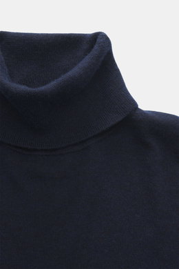 Nahaufnahme des FTC Feinstrick-Rollkragenpullovers navy von oben, Mix aus Fair-Trade-Cashmere und Lyocell, Slim Fit, feines Strickbild, Rollkragen, Rippbündchen, geschmeidiger Griff.
