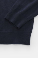 Nahaufnahme des FTC Feinstrick-Rollkragenpullovers navy von oben, zeigt Slim Fit, anliegenden Rollkragen, Rippbündchen, feines Strickbild, geschmeidigen Griff, Fair-Trade-Cashmere mit Lyocell (SeaCell).